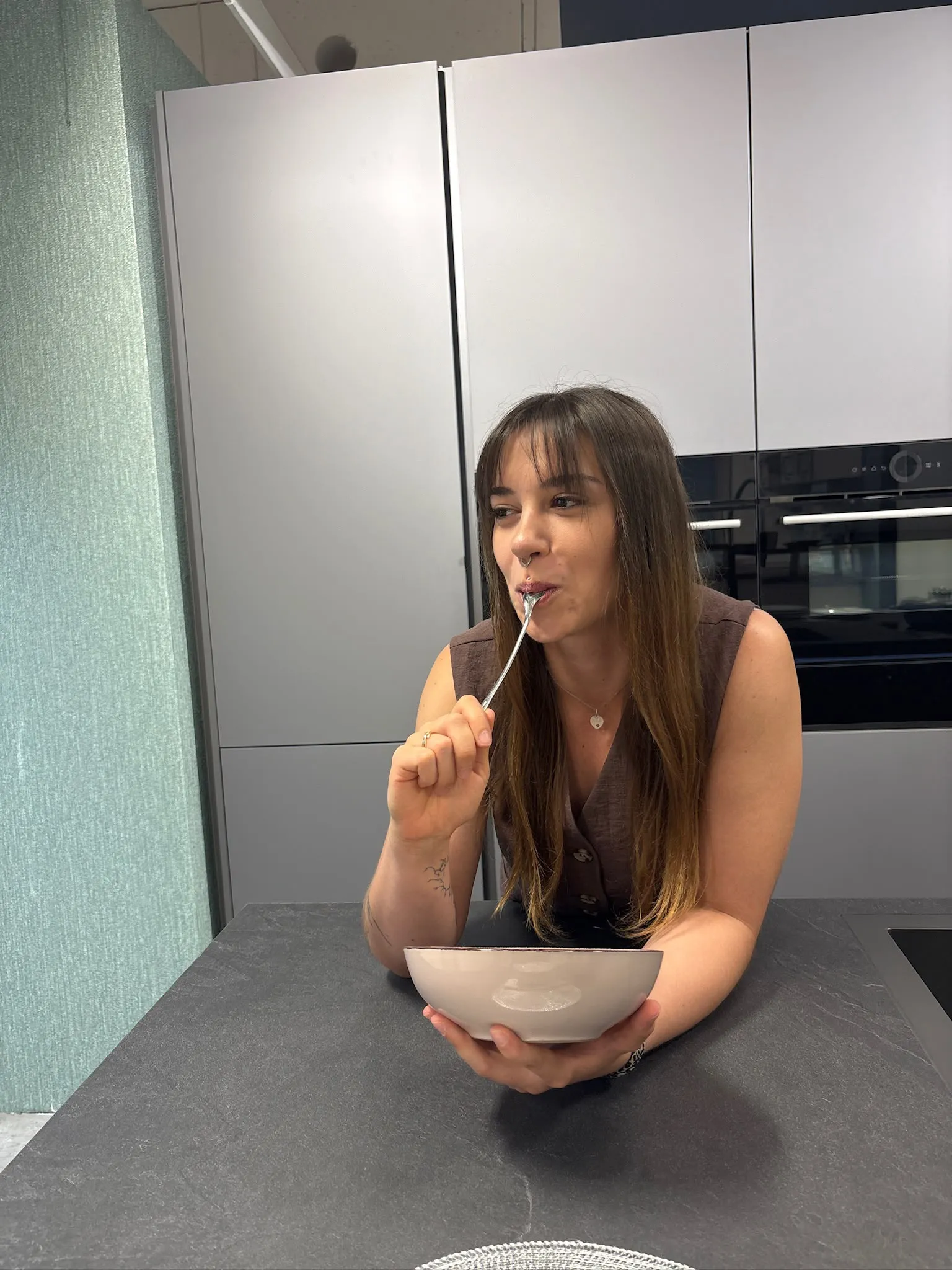 Sarah Bove isst eine proteinreiche Bowl in ihrer Küche