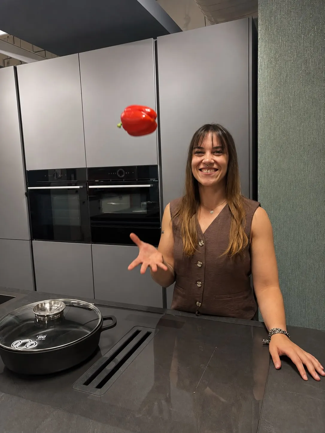 Sarah Bove wirft in ihrer Küche eine Paprika in die Luft