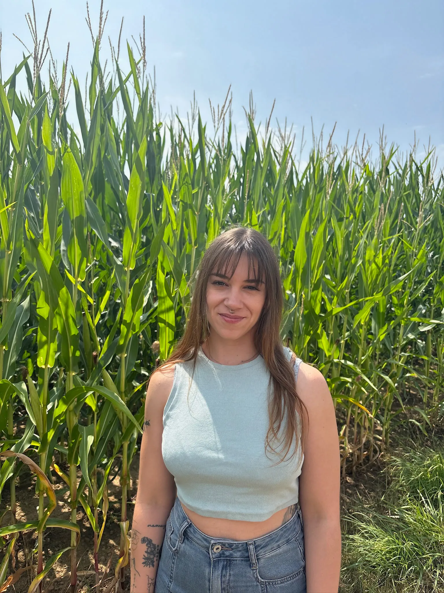 Sarah Bove im Freien vor einem Maisfeld